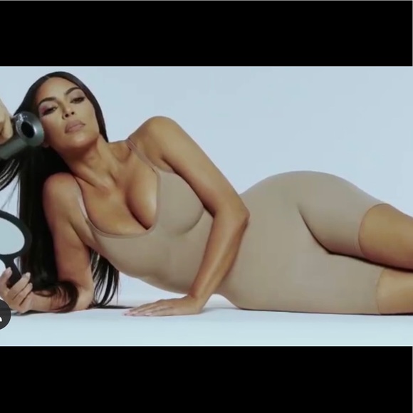 SKIMS SCULPTING BODYSUIT MID THIGH (PRICE FIRM) - Picture 4 of 6